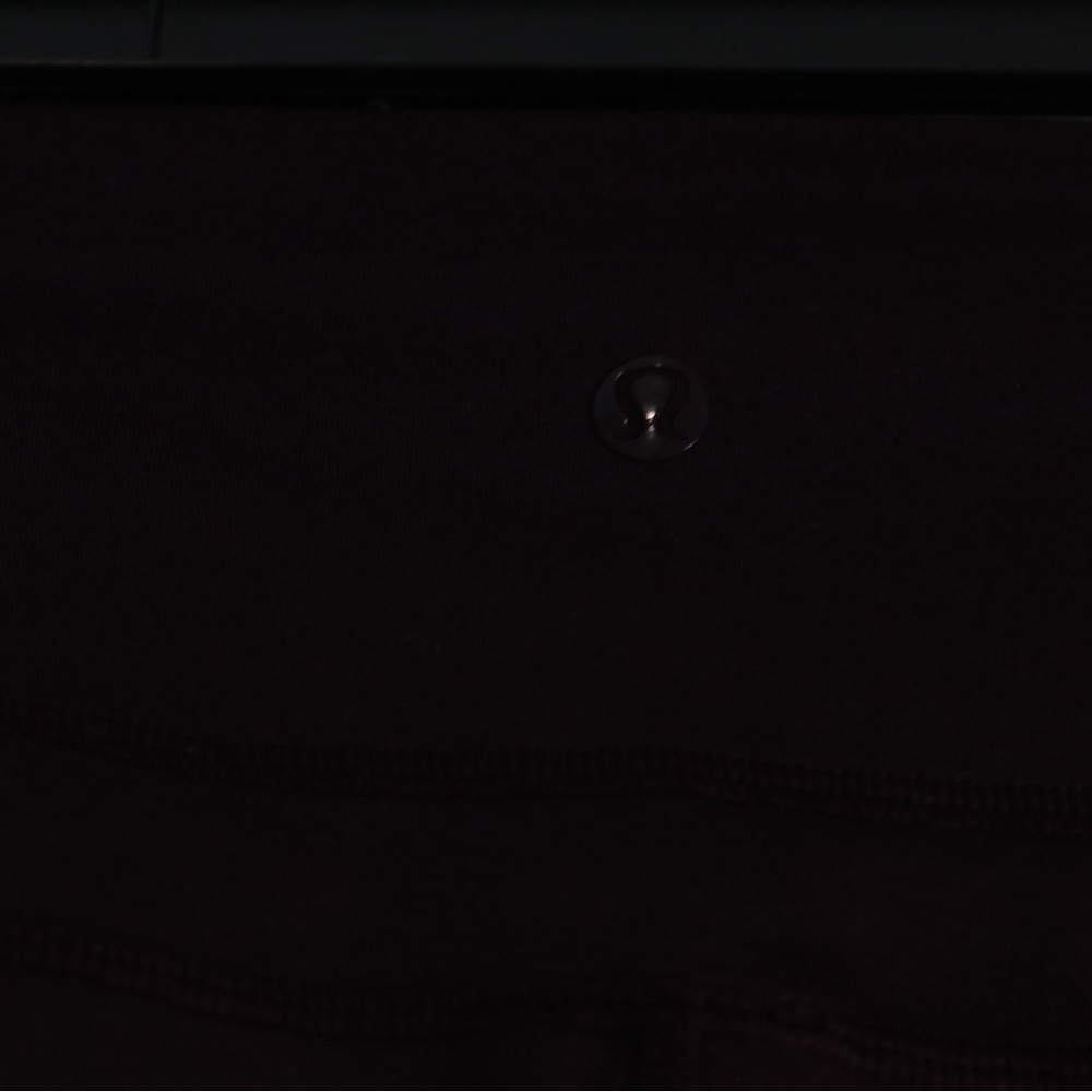 Lululemon Retreat 7/8 Pant Black Cherry / Sugar Crush Multi Size 6-8 - Picture 4 of 10